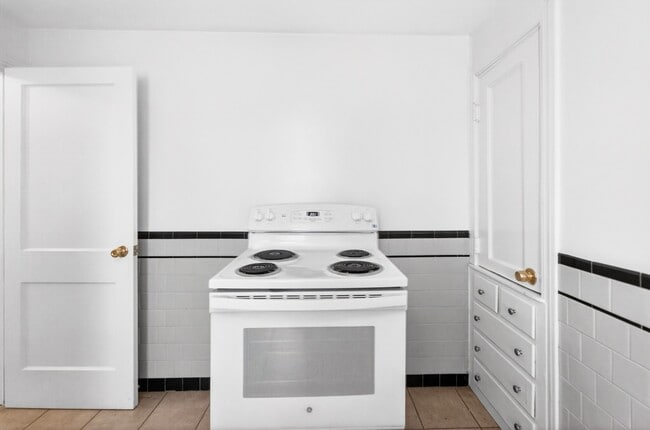Building Photo - 180 Aqueduct Rd