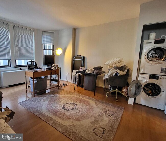 Building Photo - 135 S 19th St