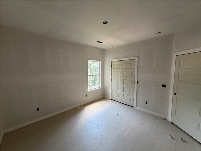 Building Photo - 1537 E 5th St