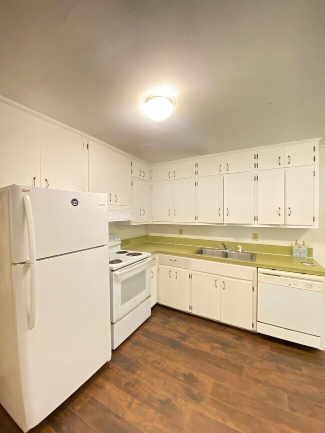 Building Photo - Great Location!!