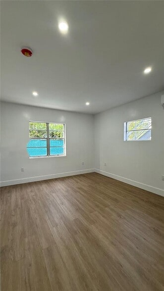 Building Photo - 211 SW 10th Ave