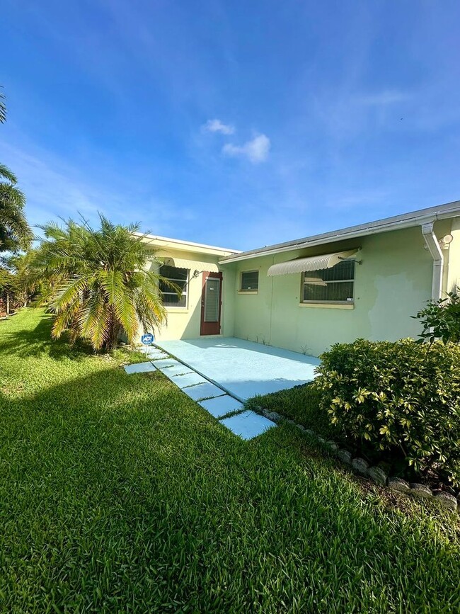 Building Photo - 55+ Community Tamarac Single Family 2 bedr...