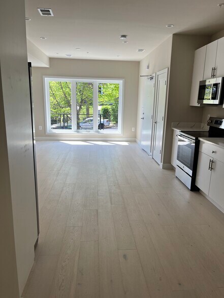 Building Photo - 4002 D St SE