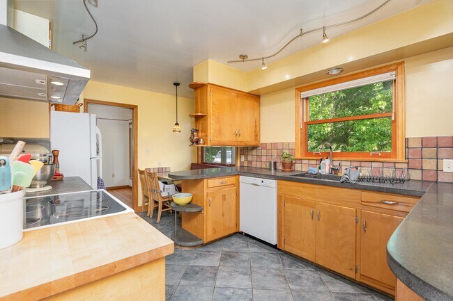 Building Photo - 4Bd/2Ba Seattle House