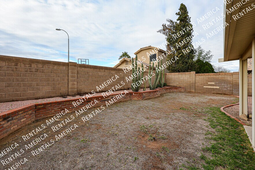 Building Photo - 2525 W Knox Rd