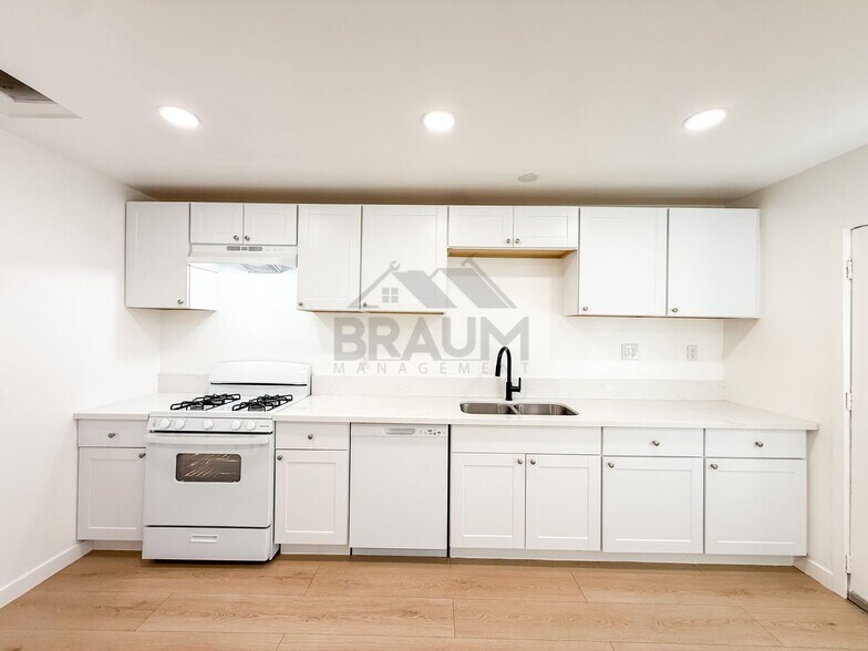 Building Photo - 15550 Vanowen St