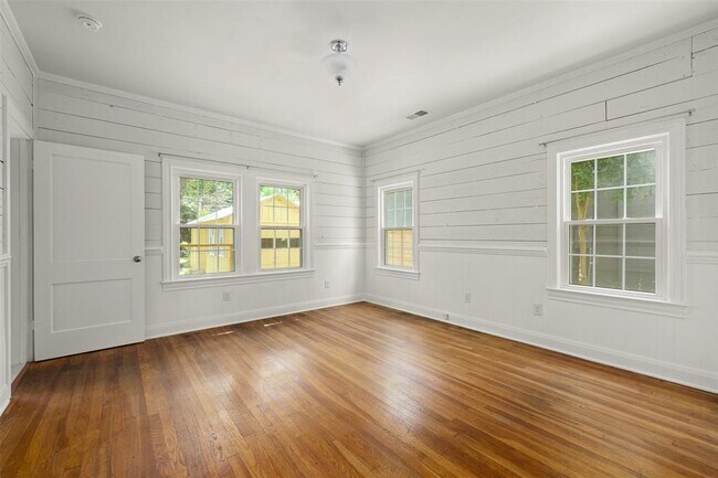 Building Photo - 2111 Kenwood Ave