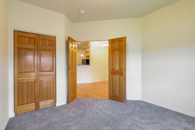 Building Photo - 5220 Boardwalk Dr