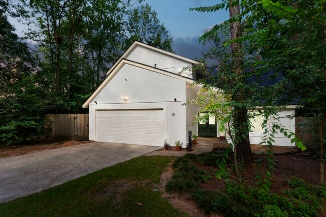 Building Photo - 10 Glorybower Ct
