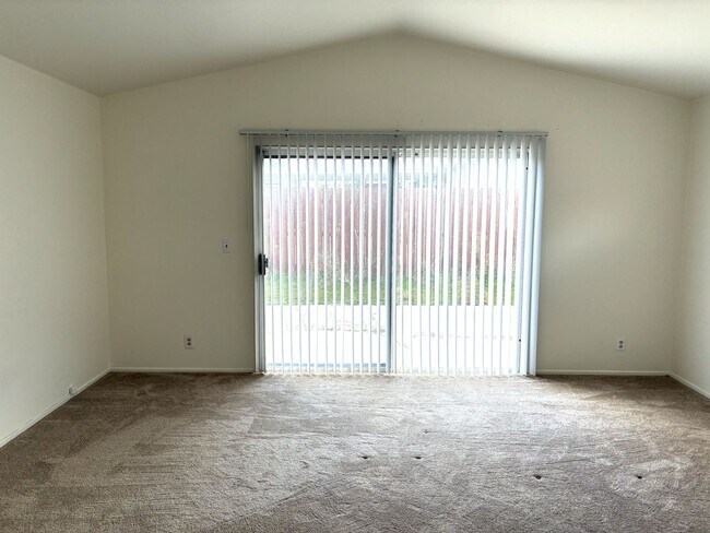 Building Photo - GREAT NEIGHBORHOOD IN RIALTO HILLS 4BED+2BATH