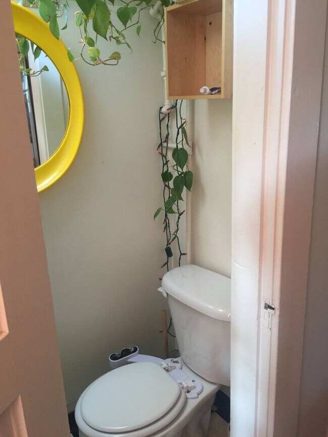 Building Photo - Very unique upper 1bed, great location! Ta...