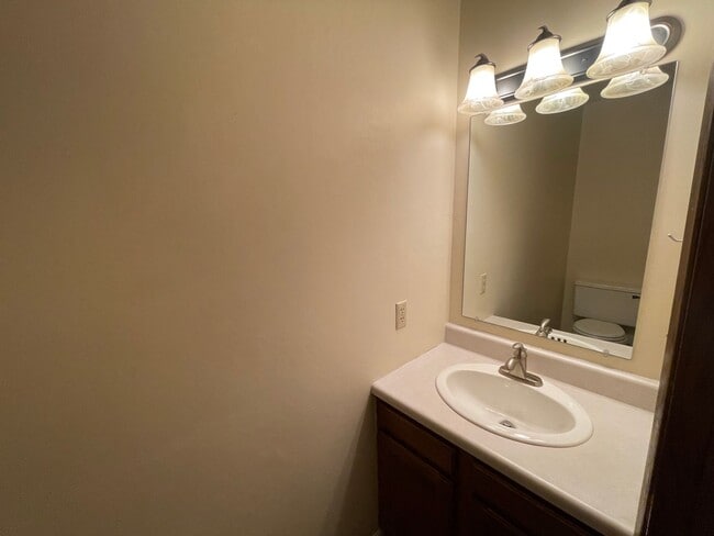 Building Photo - 2 bd/1.5 Bath Townhome FOR RENT!!