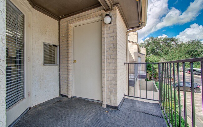 Building Photo - 2021 Spenwick Dr