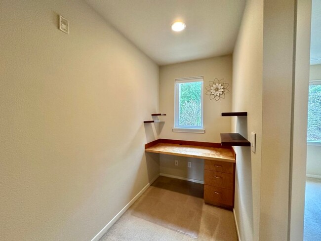 Building Photo - 2Bd/1.75Ba Issaquah Townhouse