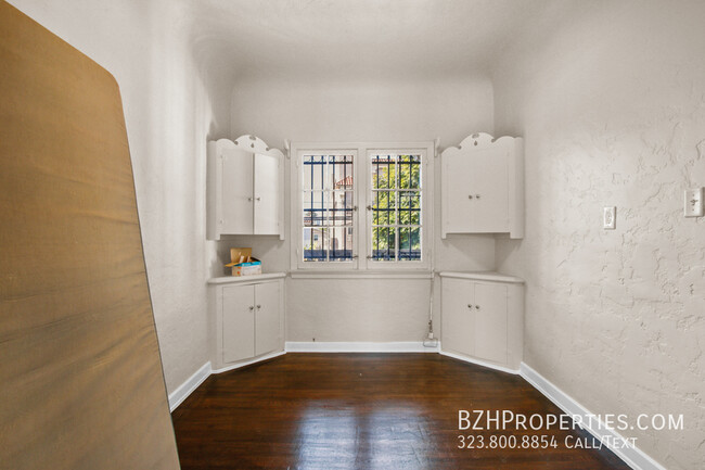 Building Photo - Gorgeous Newly Renovated 2Bed 2Bath With B...