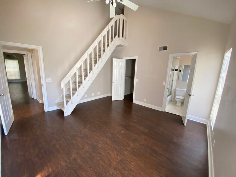 Building Photo - 2000 Fairview Ave