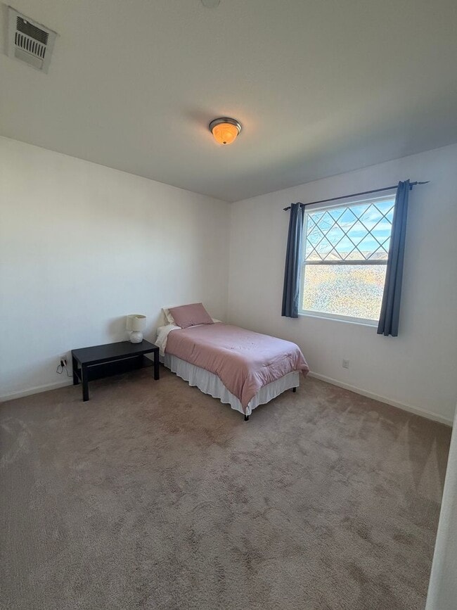 Building Photo - Adorable 3 Bedroom, 2 Bathroom Home in a Quiet North Hanford Neighborhood