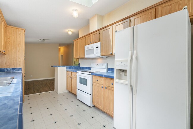 Building Photo - 3BR House Available in Pleasant Valley