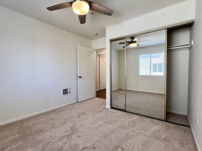 Building Photo - Upgraded 2 Bedroom 2 Bath Condo with Lots ...