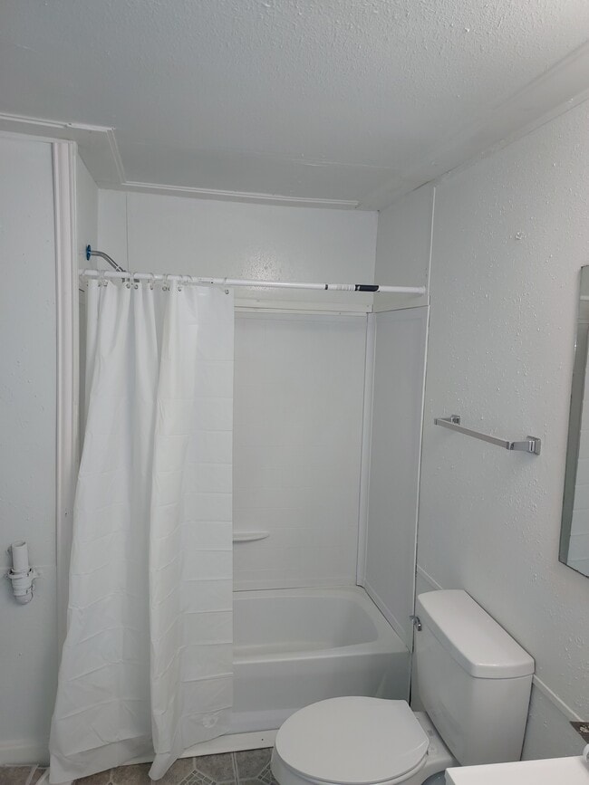 Building Photo - 826 Queens Dr