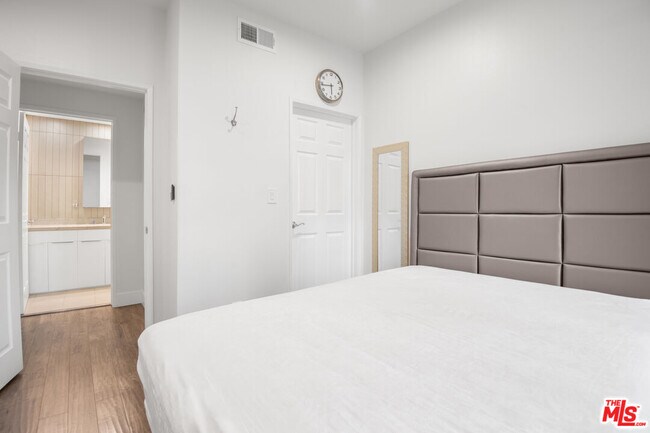 Building Photo - 620 S Gramercy Pl