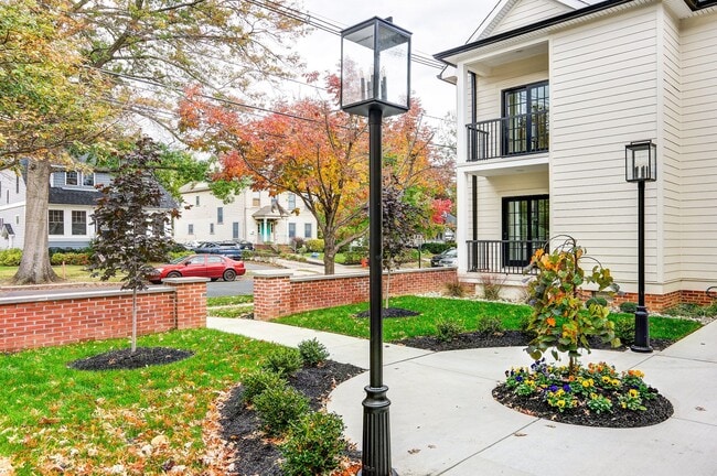 Building Photo - 20 E Redman Ave