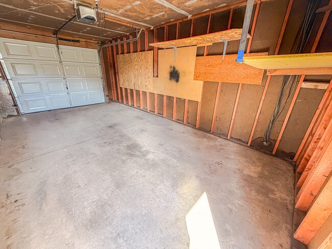 Building Photo - 526 Melton St