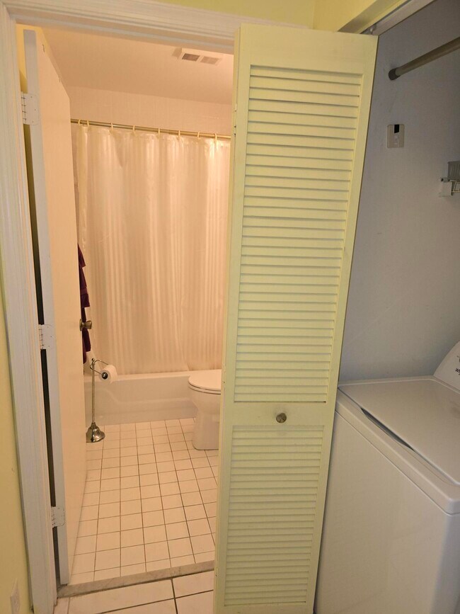 Building Photo - 5084 Rose Hill Dr