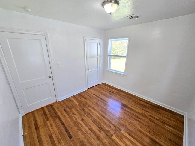 Building Photo - CHARMING 2 BEDROOM SINGLE FAMILY