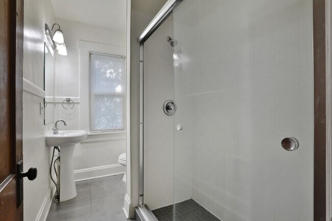 Building Photo - 4 Bedroom North Campus Newly Remodeled Hou...