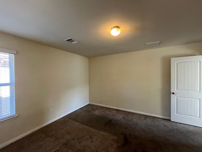 Building Photo - Move-in ready Charming 4-Bed, 2.5-Bath Hom...