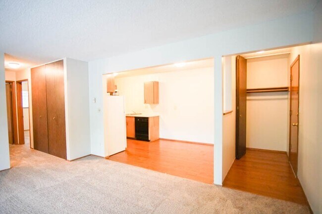 Building Photo - Mid-Century 2-Bedroom in Sullivan's Gulch-...