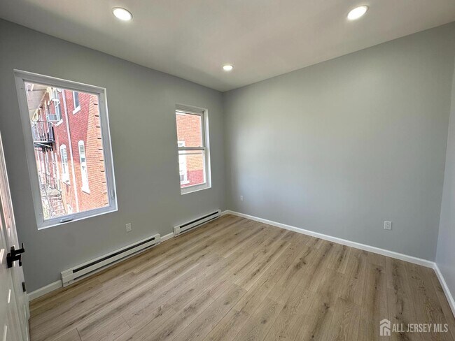 Building Photo - 1109 W State St