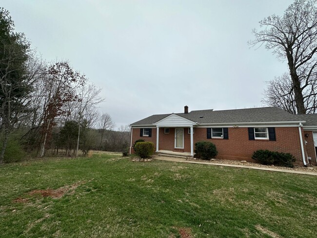 Building Photo - Ranch in Bedford County with Extra Amenities