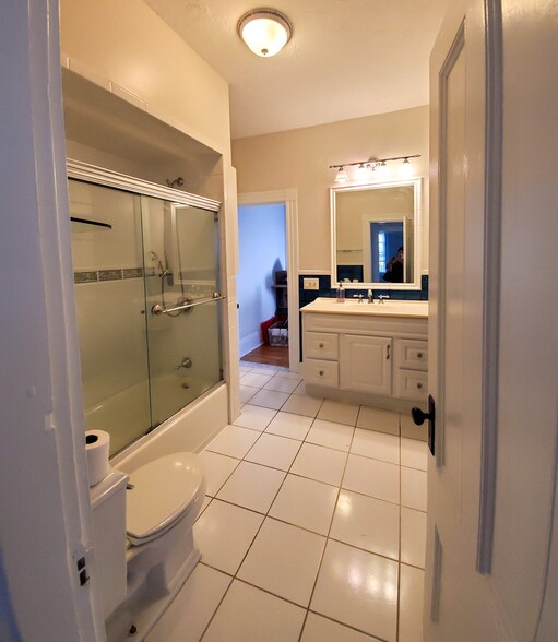 2nd floor full bathroom - 571 Cambridge St