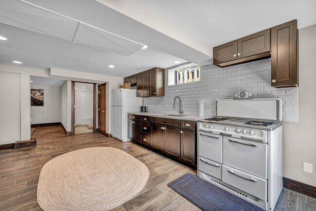 Building Photo - Charming Modern Industrial Fully Furnished Home for Lease