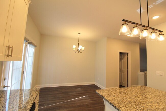 Building Photo - Spacious 3–4 Bedroom Townhome in Prime Loc...