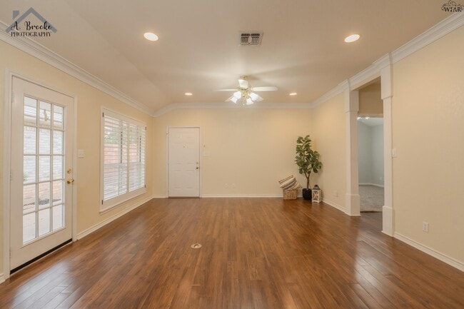 Building Photo - 3037 Cunningham Dr