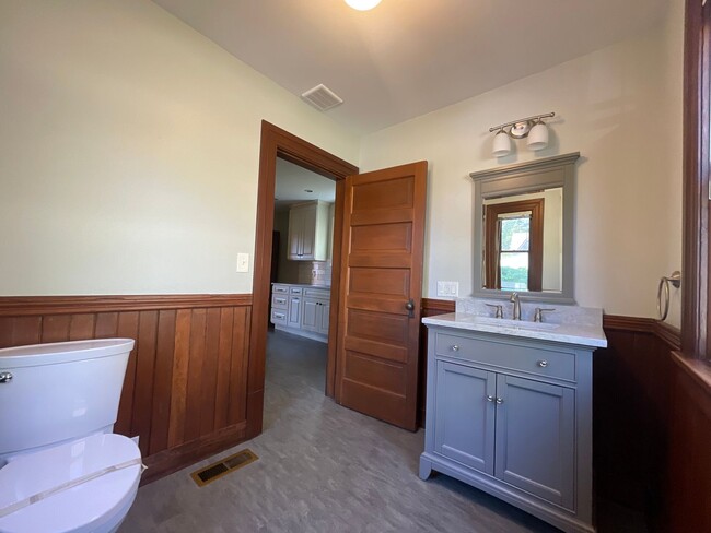 Building Photo - Charming 2 Bed / 1.5 Bath Victorian with G...