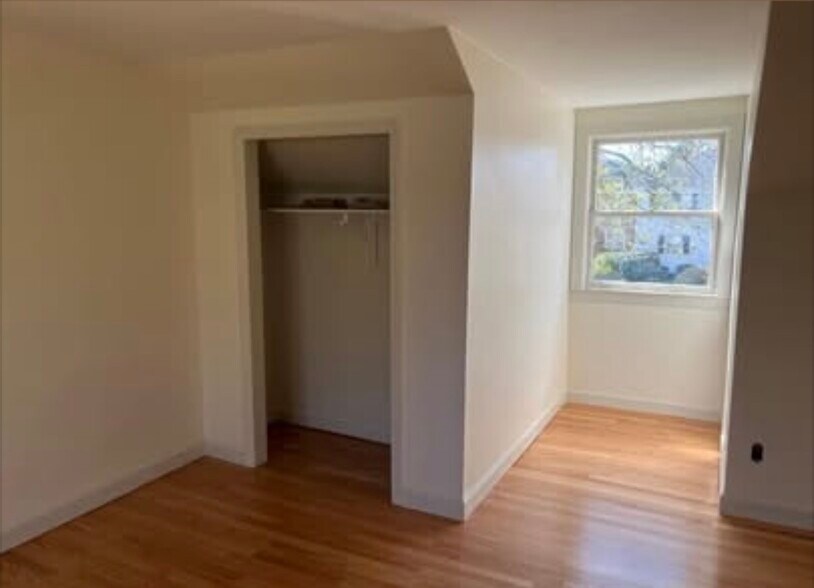 Building Photo - 1033 Nichols Dr