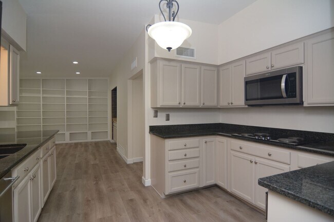 Building Photo - Well Maintained 3 Bedroom 2 Bath Home! Located in a Desirable North Tucson Location! Short Term R...