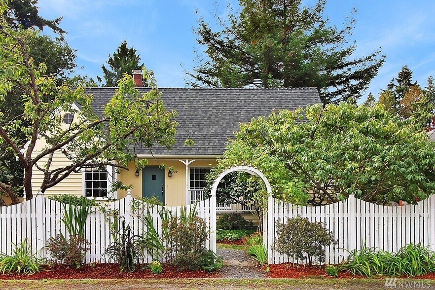 Building Photo - 739 N 165th St