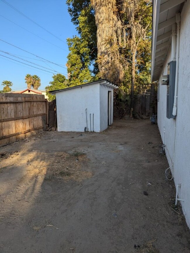 Building Photo - Newly Renovated 2 Bedroom 1 Bath