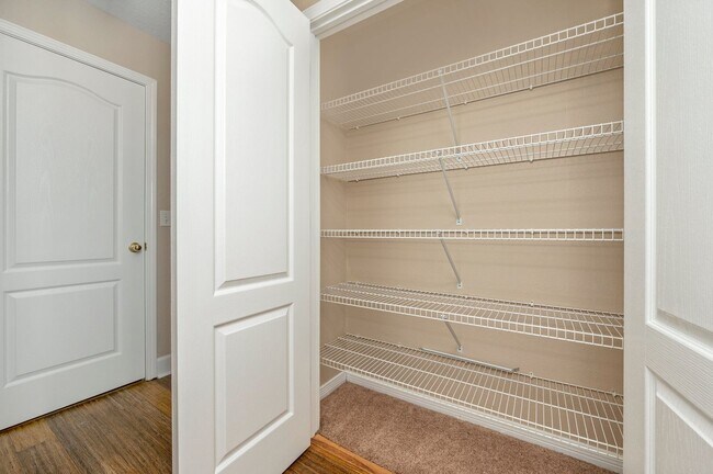 Building Photo - Spacious Home in Navarre!