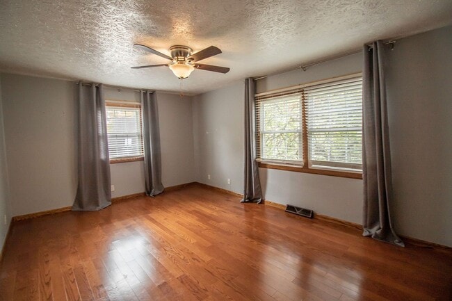 Building Photo - AVAILABLE AUGUST 15TH, 2026 - CHARMING 4 B...