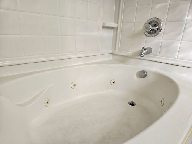 Building Photo - Ivy Square Patio Home