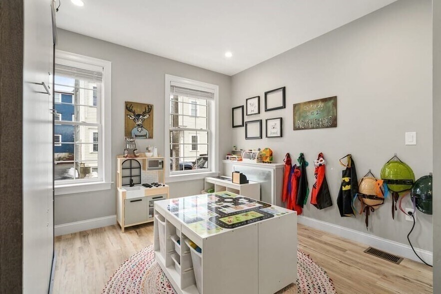 Building Photo - 142 W 8th St