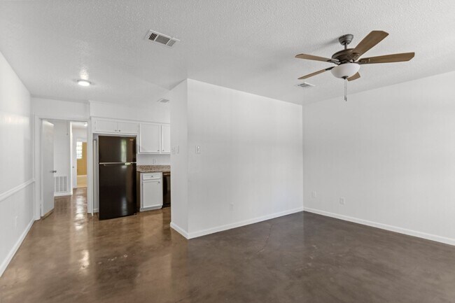 Building Photo - 600 Mimi Ln