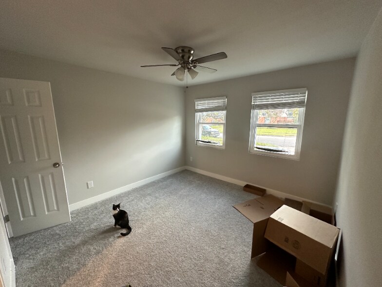 Building Photo - 10932 Dunaway Dr