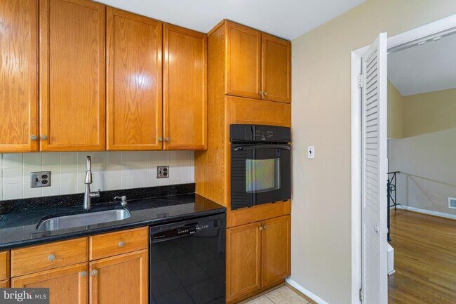 Building Photo - 6503 Friars Ct